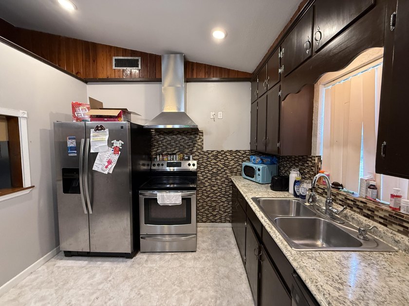 This Centrally located Fort Pierce Home sits on larger corner - photo 7