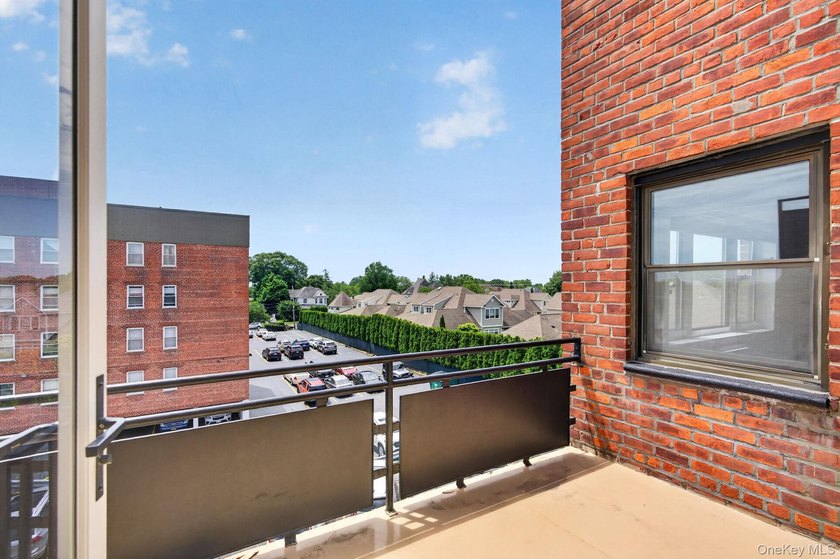 Bright and Spacious one bedroom co-op in the heart of Freeport - photo 5