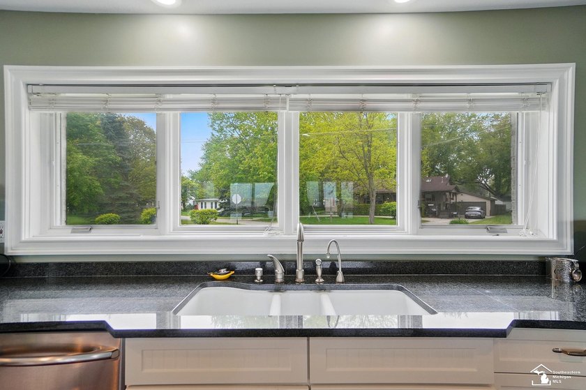 Wake up to see the sunrise over Lake Erie! Unique lakefront home - photo 12