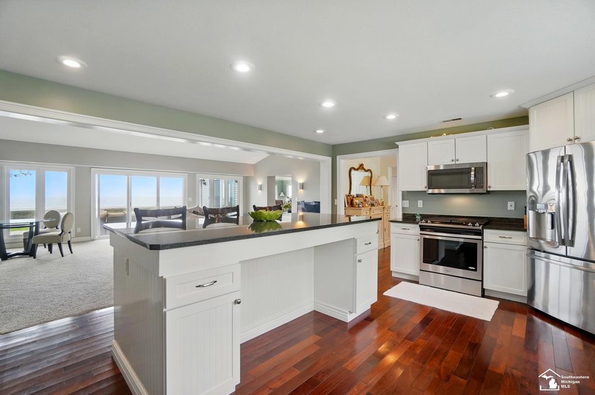 Wake up to see the sunrise over Lake Erie! Unique lakefront home - photo 13