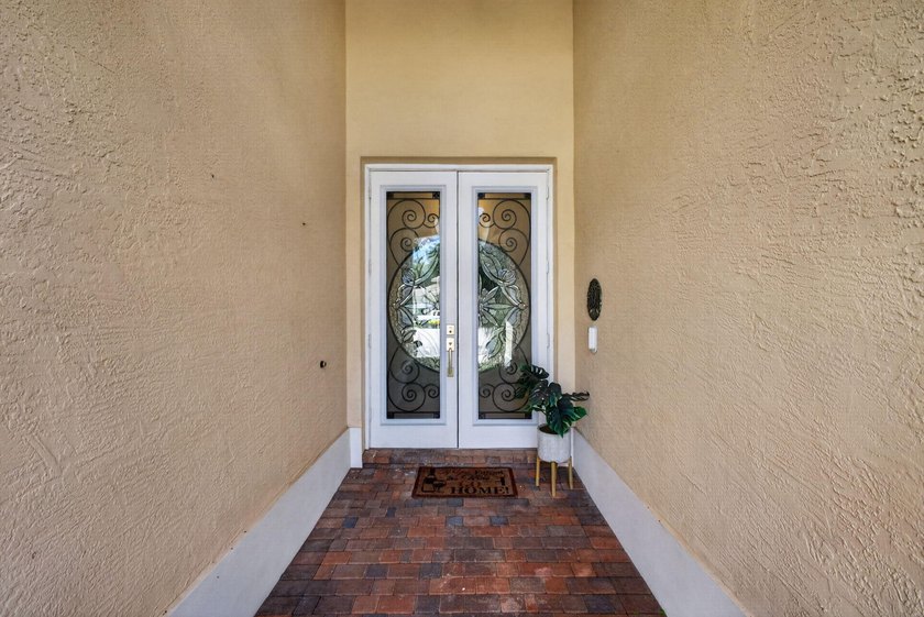 A true resort home on a large, premium pie shaped lot, with high - photo 4