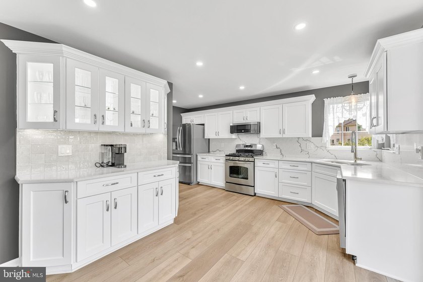 Welcome to this beautifully maintained end-unit townhome in the - photo 5