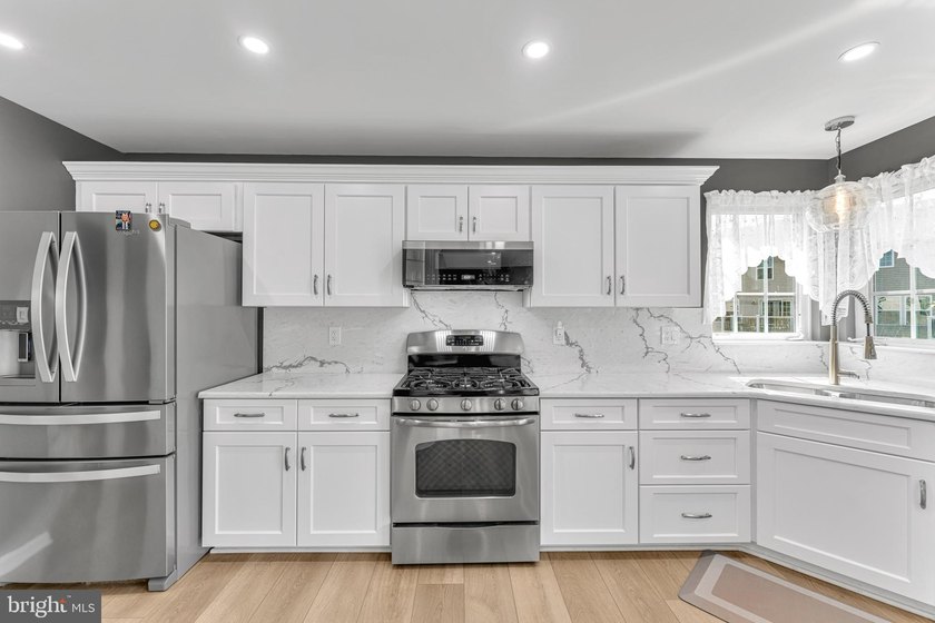 Welcome to this beautifully maintained end-unit townhome in the - photo 7