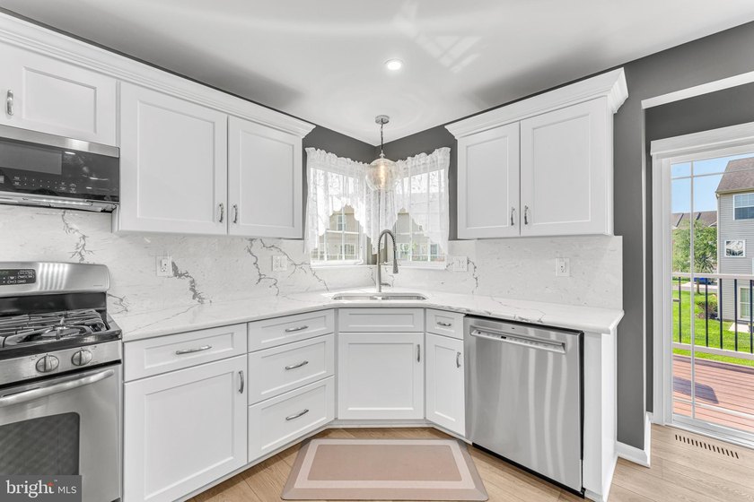 Welcome to this beautifully maintained end-unit townhome in the - photo 8