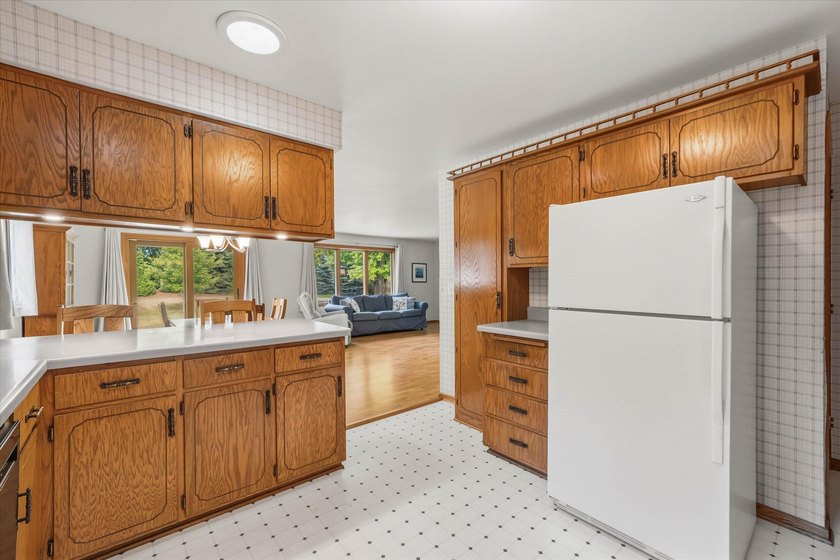 Beautiful lannon stone greets you as you approach this 3 bedroom - photo 13