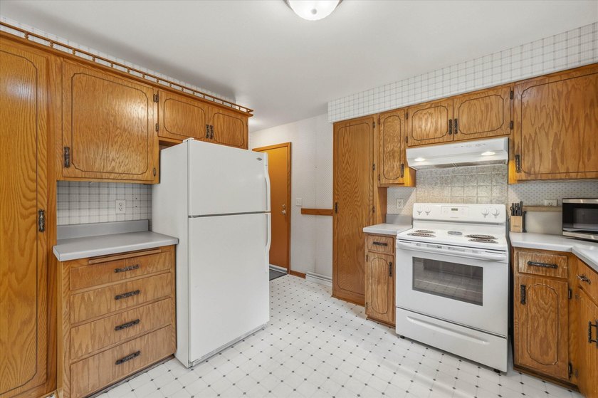 Beautiful lannon stone greets you as you approach this 3 bedroom - photo 14
