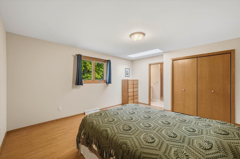 Beautiful lannon stone greets you as you approach this 3 bedroom - photo 18