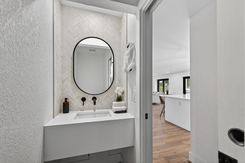 Welcome to this exceptional luxury pool estate in one of - photo 19