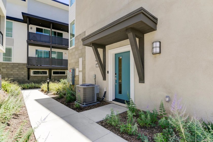 This stunning Dorsey Plan 3 showcases single-level *penthouse* - photo 3