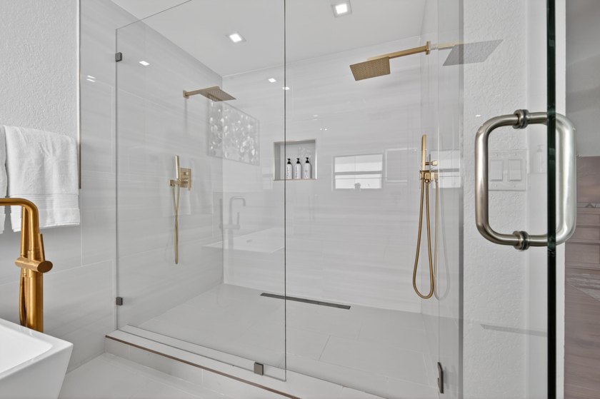 Welcome to this exceptional luxury pool estate in one of - photo 24