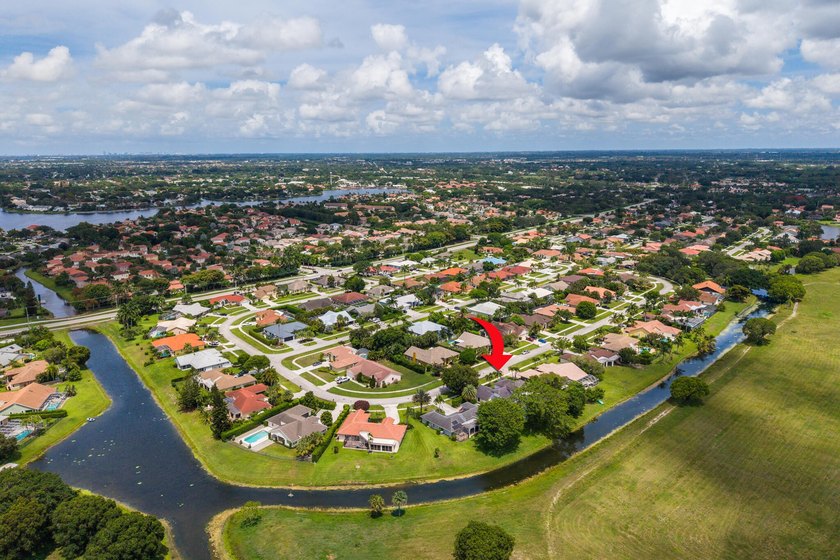 Welcome to this exceptional luxury pool estate in one of - photo 43
