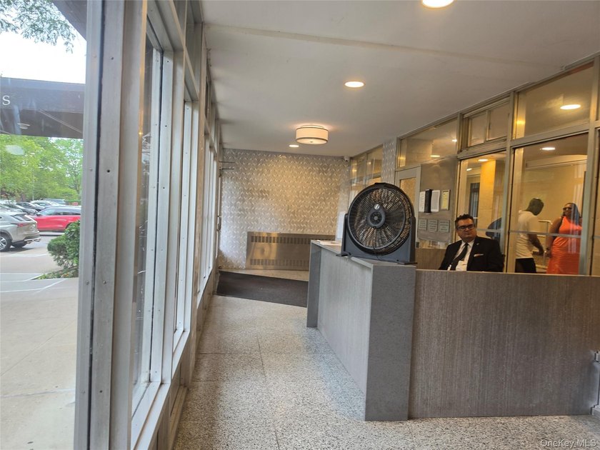 Great 2 bedroom, 1 bath coop apartment with great views of NYC - photo 2