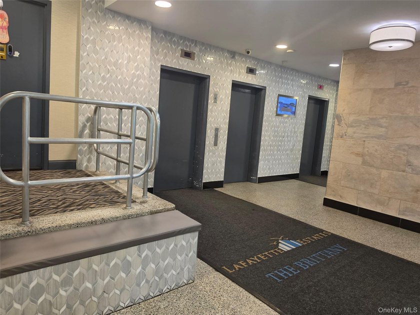 Great 2 bedroom, 1 bath coop apartment with great views of NYC - photo 7