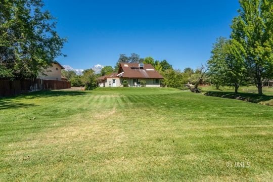 Welcome to 120 Desiderata in beautiful West Bishop. Situated on - photo 6