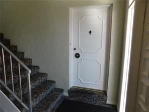 FIRST-FLOOR CORNER UNIT! Bright 2-bedroom, 1-bath on the first - photo 5