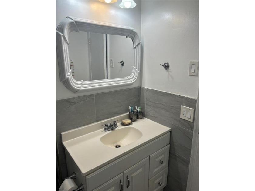 FIRST-FLOOR CORNER UNIT! Bright 2-bedroom, 1-bath on the first - photo 8