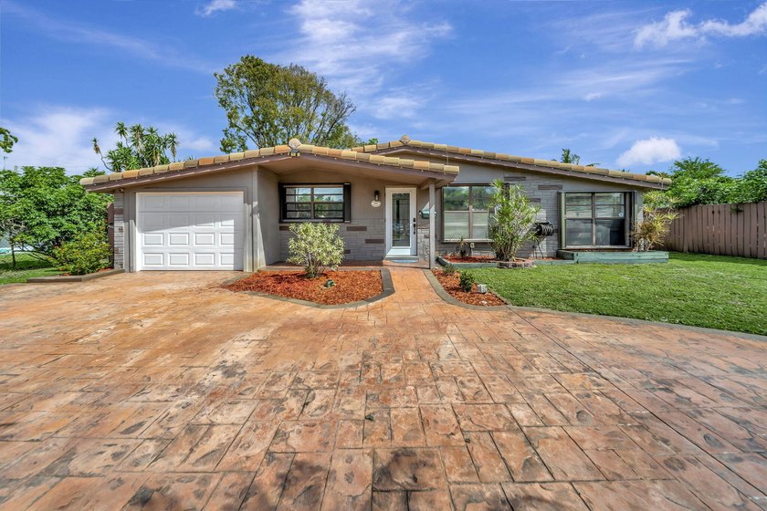 Beautifully maintained Lloyd Estates home with no HOA. Spacious - photo 3