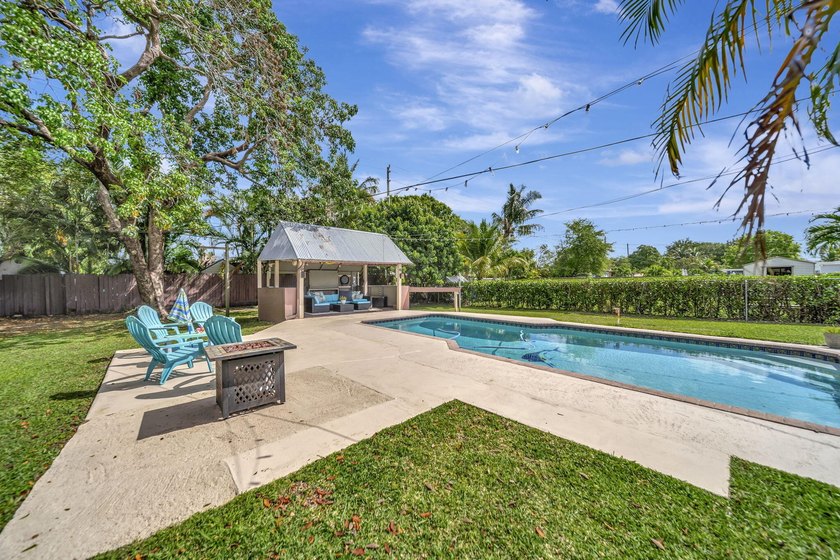 Beautifully maintained Lloyd Estates home with no HOA. Spacious - photo 4