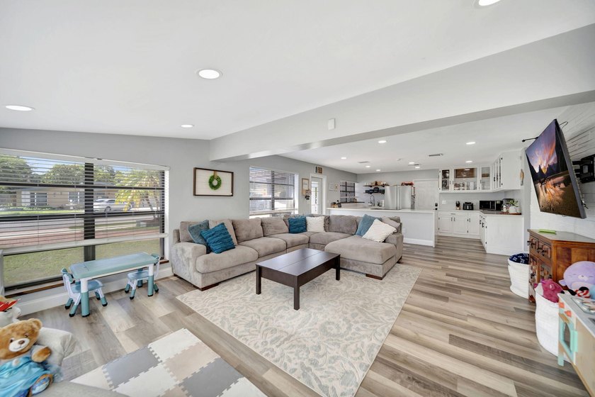 Beautifully maintained Lloyd Estates home with no HOA. Spacious - photo 5