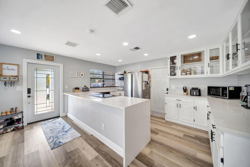 Beautifully maintained Lloyd Estates home with no HOA. Spacious - photo 6