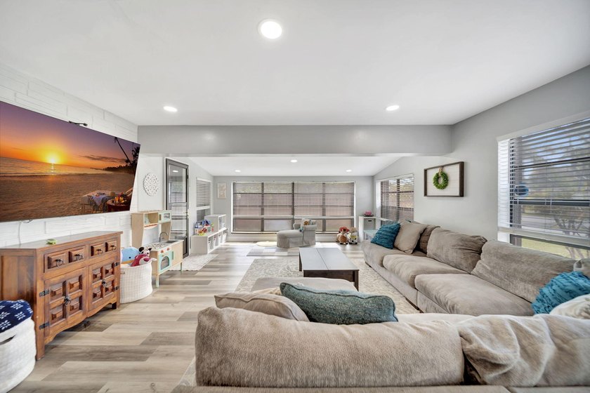 Beautifully maintained Lloyd Estates home with no HOA. Spacious - photo 10
