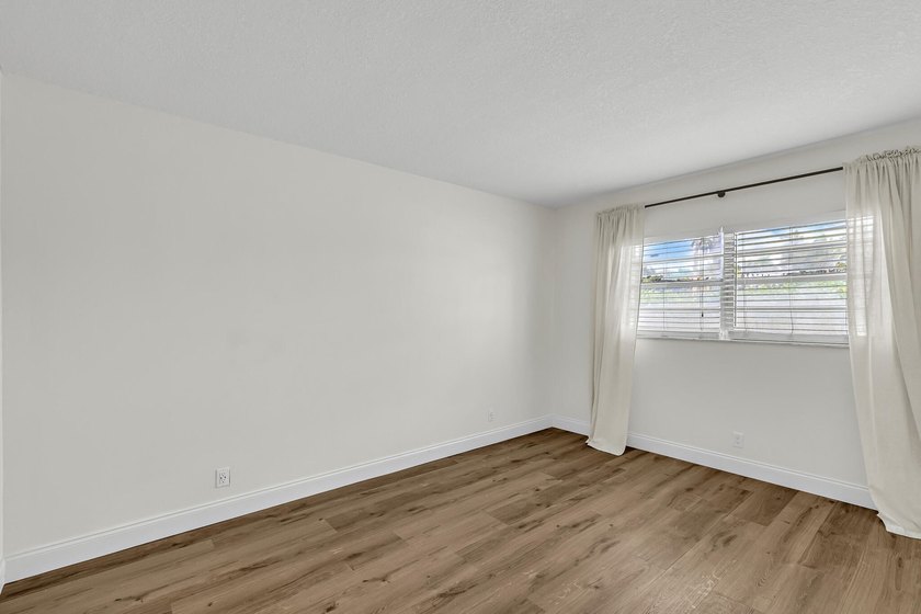 Welcome to this move-in-ready, freshly updated condo perfectly - photo 14