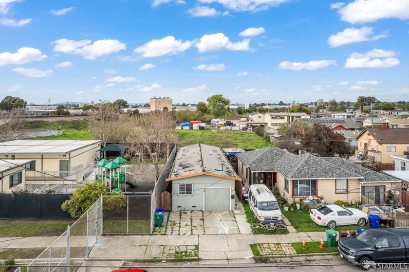 Beautifully updated single-story home positioned at the end of a - photo 19