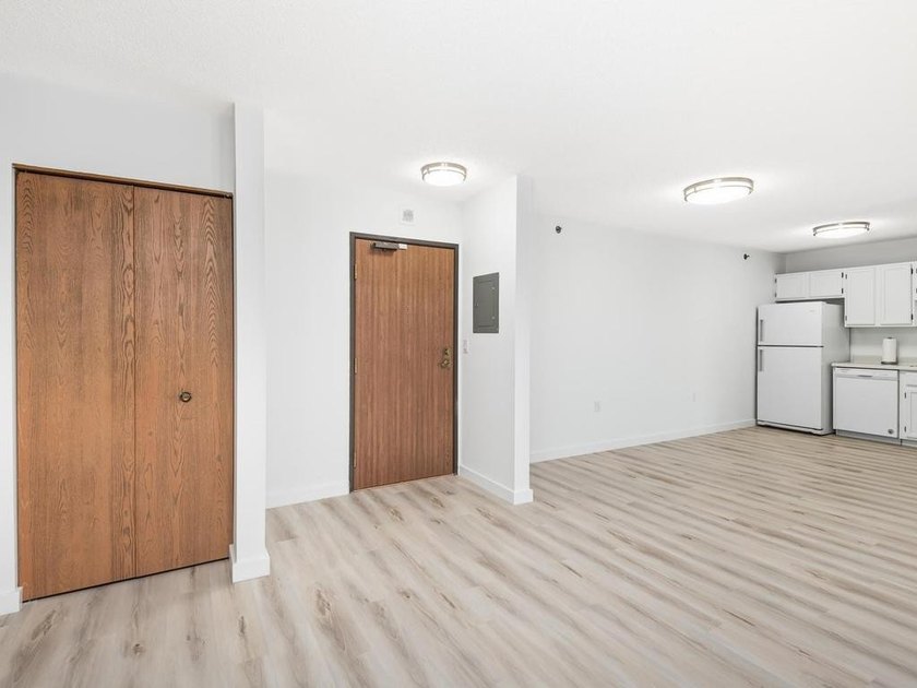 Enjoy bright mornings in this beautifully updated east-facing - photo 10