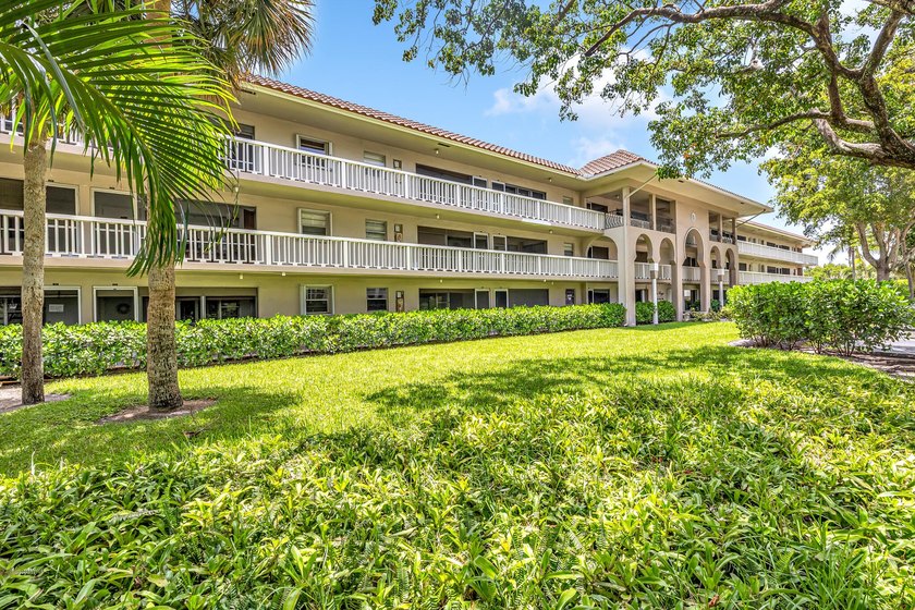Welcome to this move-in-ready, freshly updated condo perfectly - photo 22