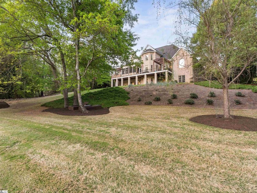 Arrive in Style: DRAMATIC CURB APPEAL, SOARING INTERIORS, and - photo 11