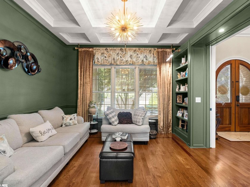 Arrive in Style: DRAMATIC CURB APPEAL, SOARING INTERIORS, and - photo 14