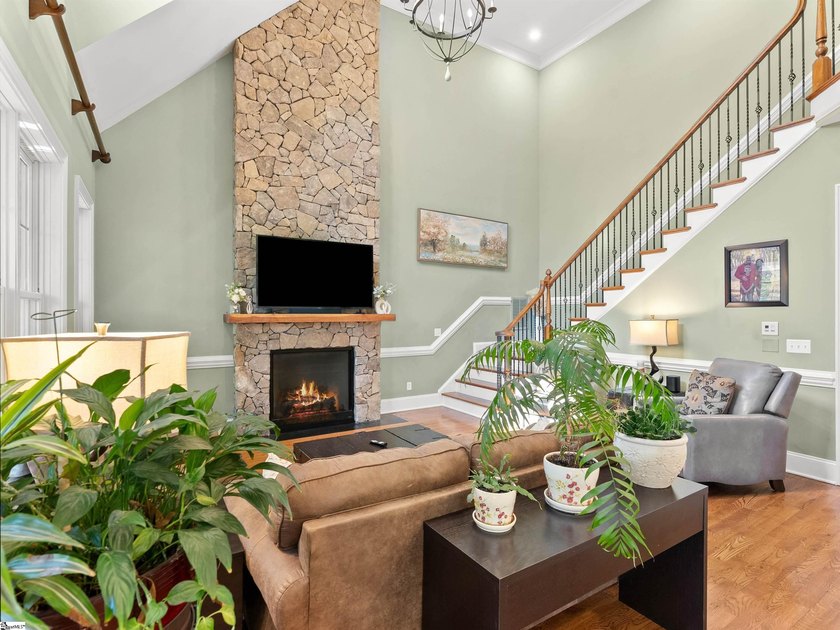 Arrive in Style: DRAMATIC CURB APPEAL, SOARING INTERIORS, and - photo 15