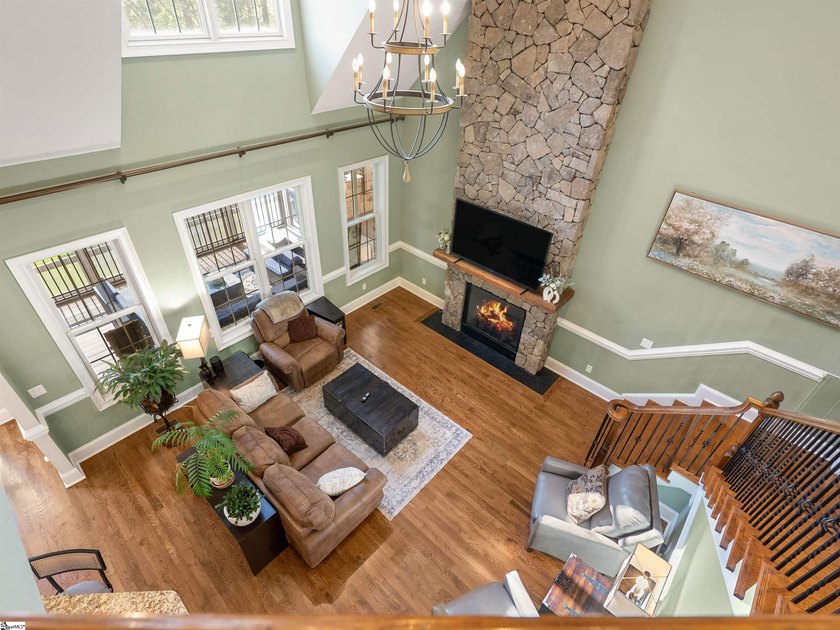 Arrive in Style: DRAMATIC CURB APPEAL, SOARING INTERIORS, and - photo 16