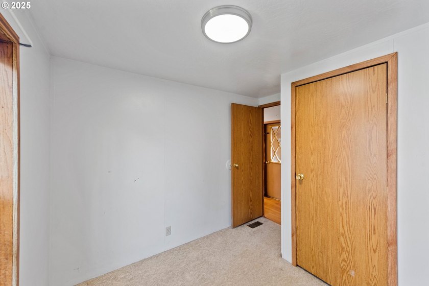 This well cared-for manufactured home in Dunes Mobile offers a - photo 17