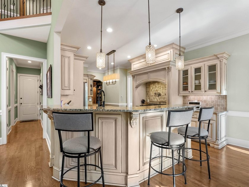 Arrive in Style: DRAMATIC CURB APPEAL, SOARING INTERIORS, and - photo 19