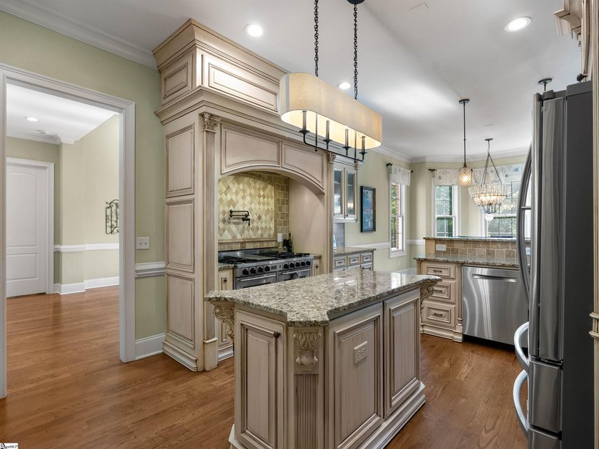 Arrive in Style: DRAMATIC CURB APPEAL, SOARING INTERIORS, and - photo 22