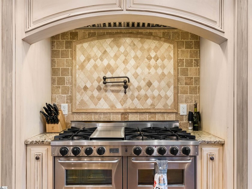 Arrive in Style: DRAMATIC CURB APPEAL, SOARING INTERIORS, and - photo 23