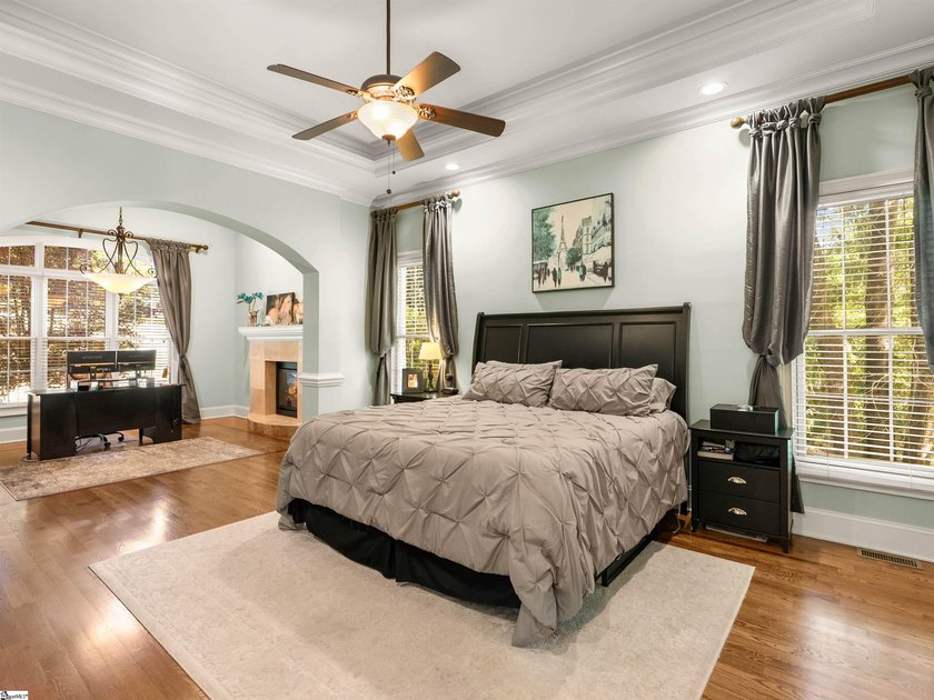 Arrive in Style: DRAMATIC CURB APPEAL, SOARING INTERIORS, and - photo 27