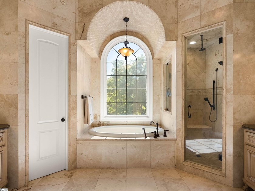 Arrive in Style: DRAMATIC CURB APPEAL, SOARING INTERIORS, and - photo 29