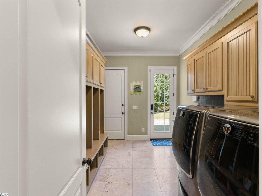 Arrive in Style: DRAMATIC CURB APPEAL, SOARING INTERIORS, and - photo 30