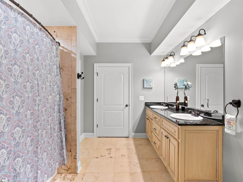 Arrive in Style: DRAMATIC CURB APPEAL, SOARING INTERIORS, and - photo 43