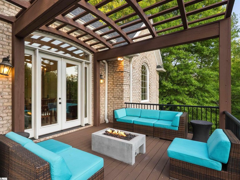 Arrive in Style: DRAMATIC CURB APPEAL, SOARING INTERIORS, and - photo 48