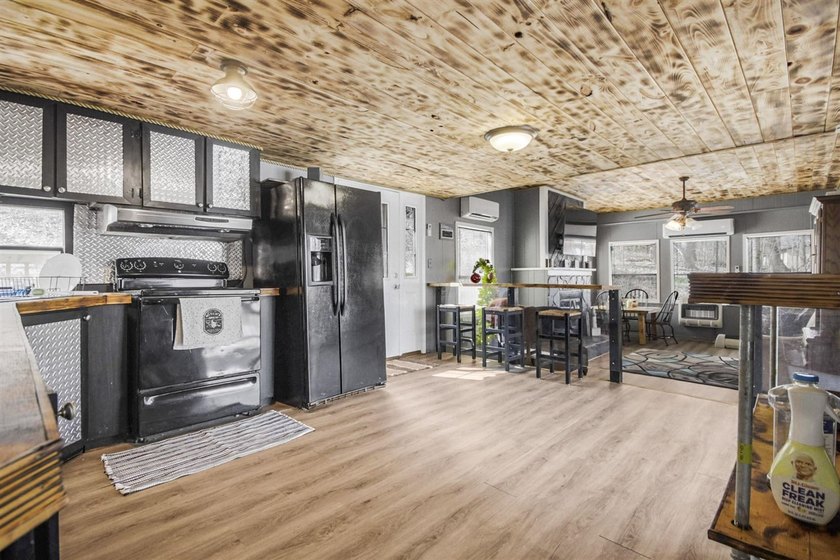 Welcome to your new lake house! This 2 bed 1 bath property - photo 12