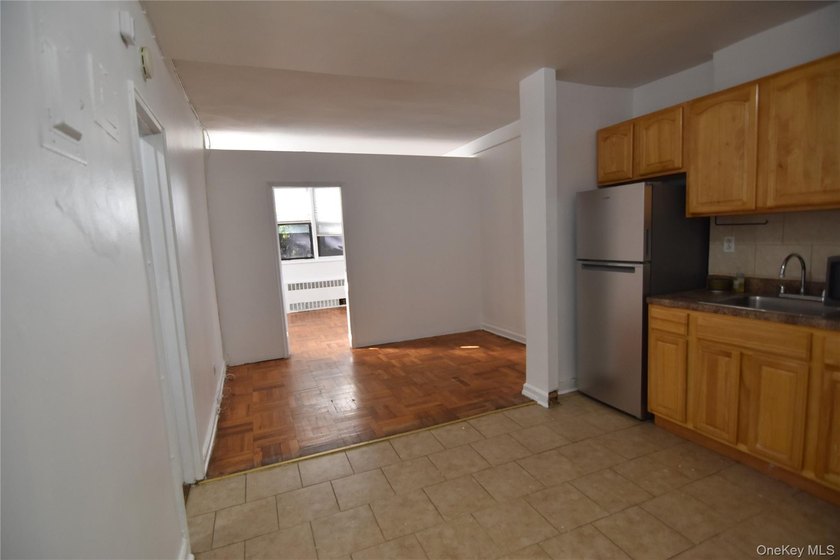 PRICED TO SELL !!! Location,Location ,Location with a very low - photo 2