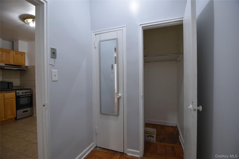 PRICED TO SELL !!! Location,Location ,Location with a very low - photo 9