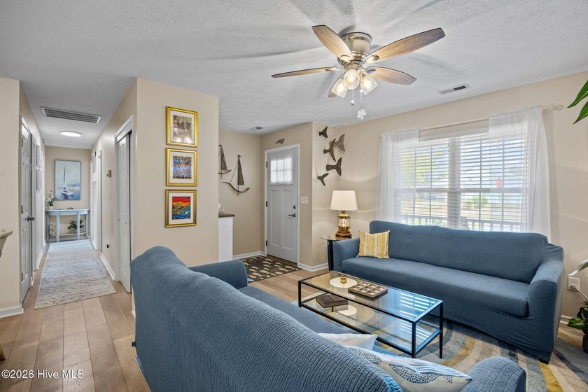 Comfy and charming, this coastal retreat is tucked away on the - photo 11
