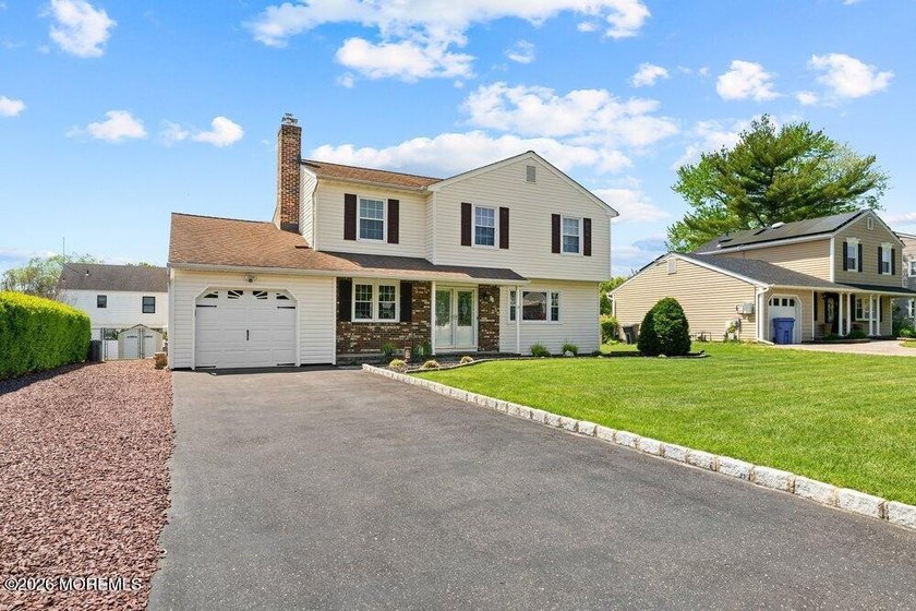 A true charmer in sought after Mapletree! Original owners are - photo 3