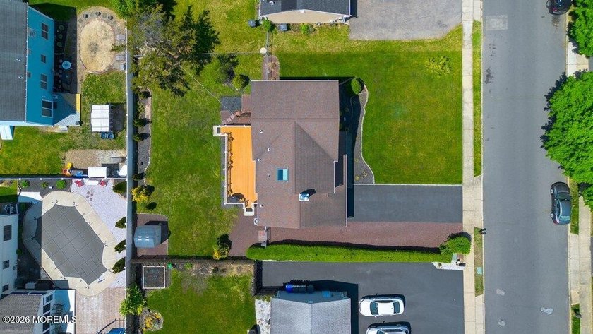 A true charmer in sought after Mapletree! Original owners are - photo 6