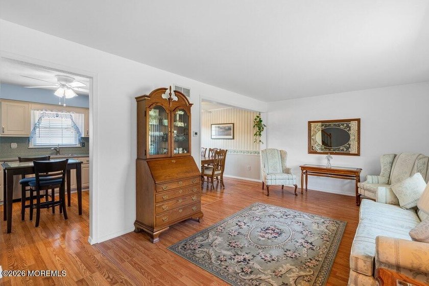A true charmer in sought after Mapletree! Original owners are - photo 9