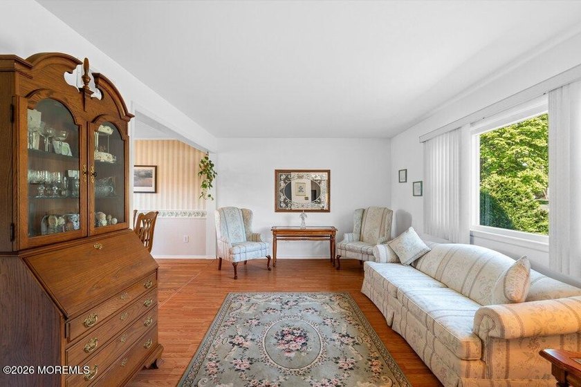 A true charmer in sought after Mapletree! Original owners are - photo 10